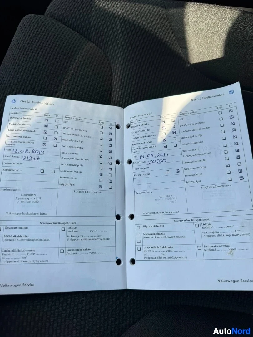 Asiakirja: Huolto-ohjelma-vihkon aukeama, jolla on merkintöjä ajoneuvon huolloista, mukaan lukien 13.02.2014 ja 121247 km sekä 19.08.2015 ja 150300 km.