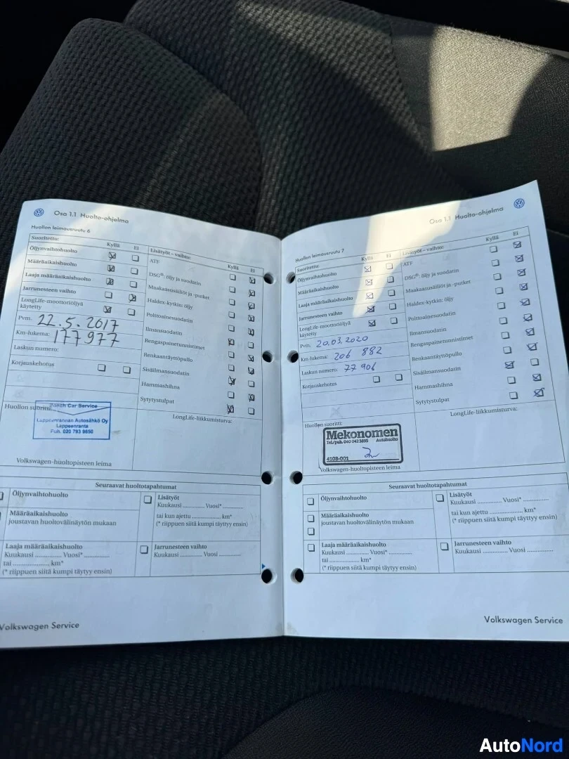 Asiakirja: Huolto-ohjelma-vihkon aukeama, jolla on merkintöjä ajoneuvon huolloista, mukaan lukien 22.5.2017 ja 177977 km sekä 20.03.2020 ja 206882 km.