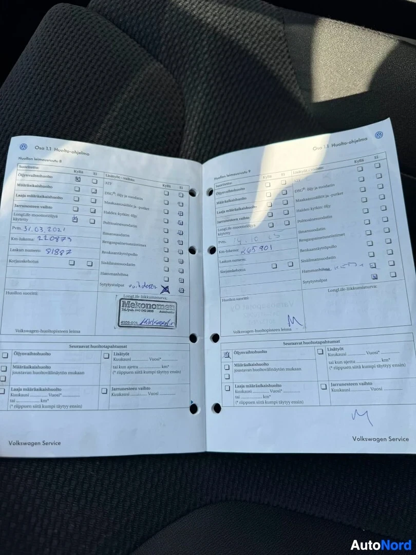 Asiakirja: Avattu huoltokirja, jonka vasemmalla sivulla on kaksi leimaa, toinen päivämäärällä 31.03.2021 ja kilometrilukemalla 220873, ja toinen leima on Mekonomen-liikkee