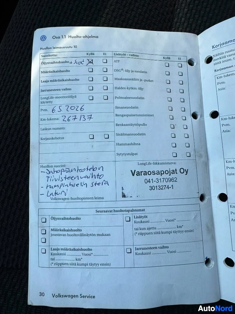 Asiakirja: Avatun huoltokirjan oikeanpuoleinen sivu, jossa on käsinkirjoitettuna 'Pvm. 6.5.2026' ja 'Km-lukema: 267137'. Sivulla on myös leima 'Varaosapojat Oy'.