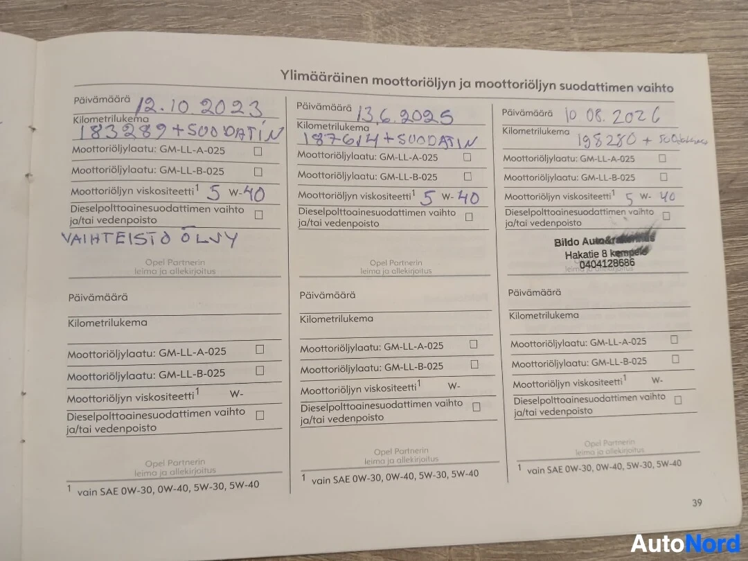 Asiakirja: Huoltokirjan sivu, jossa on kolme moottoriöljyn ja moottoriöljyn suodattimen vaihdon merkintää päivämäärineen ja kilometrilukemineen.