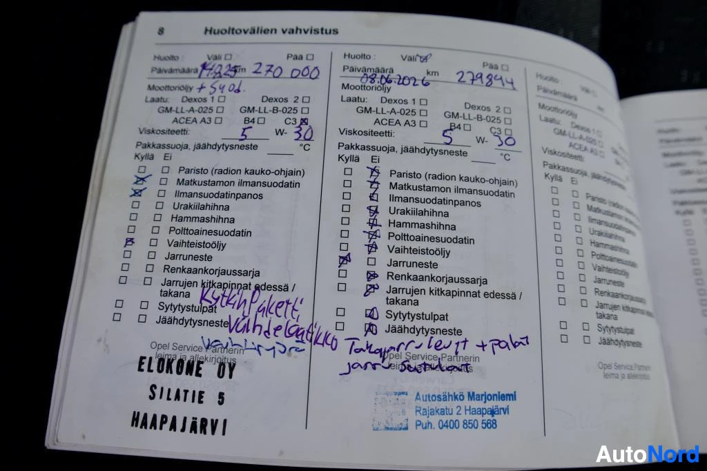Asiakirja: Kuva auton huoltokirjasta, joka on auki sivulta 8 ja 9. Sivulla 8 näkyy "Huoltovälin vahvistus" -leima, jossa päivämäärä "08.06.2026" ja kilometrilukema "279894