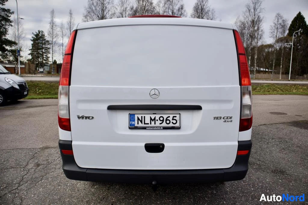 Takaa: Valkoisen pakettiauton takaosa, jossa on rekisterikilpi "" ja merkinnät "Vito", "113 CDI" ja "4x4". Autossa on vetokoukku.