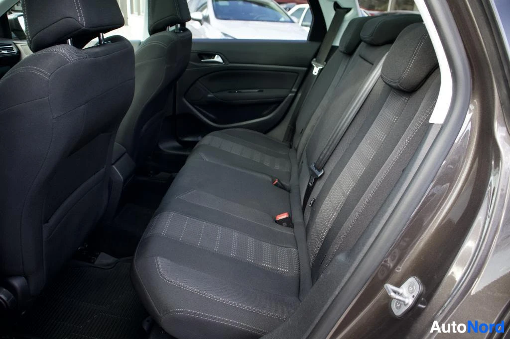 Takaistuimet: Kuva auton takapenkistä edestä taaksepäin. Takapenkillä näkyy kolme istuinpaikkaa tekstiiliverhoilulla ja Isofix-kiinnikkeet.