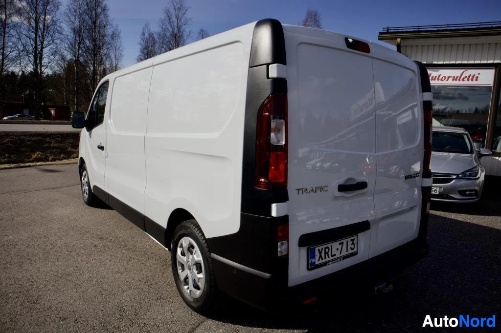 Takaviisto: Takaviistokuva valkoisesta pakettiautosta vasemmalta puolelta. Oikea takaosa ja vasen sivu näkyvät.