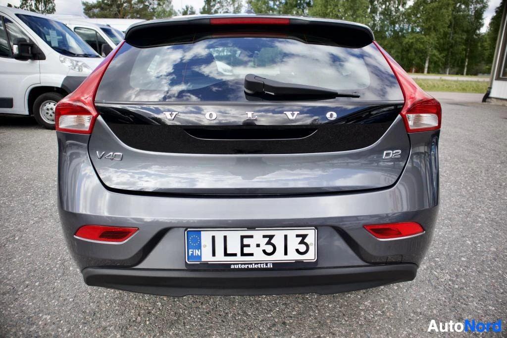 Takaa: Harmaan Volvo V40 -auton perä, rekisterikilvessä teksti "" ja takaluukussa logo "VOLVO V40 D2".