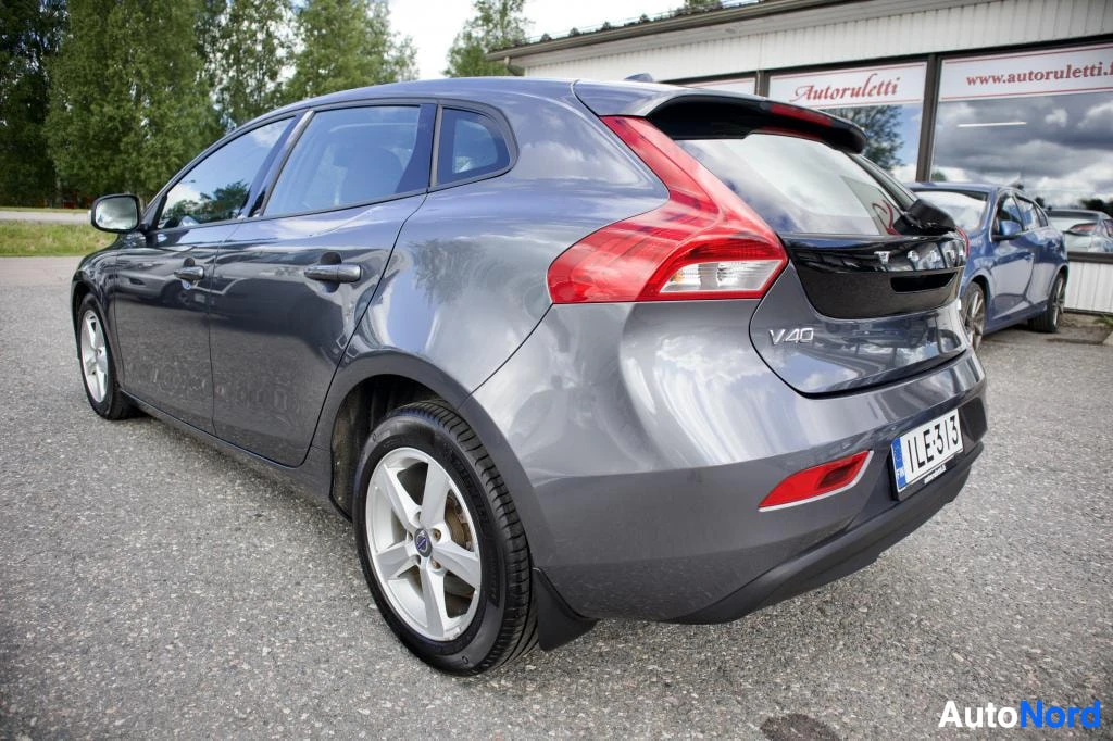 Takaviisto: Harmaa Volvo V40 auton oikeasta takakulmasta kuvattuna, rekisterikilvessä lukee "".