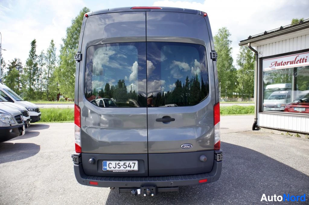 Takaa: Ajoneuvon takaosa. Tummanharmaa pakettiauto, jossa on kaksoistakaovet ja suuret takavalot. Rekisterikilpi on kiinnitetty takapuskuriin. Vetokoukku näkyy puskuri