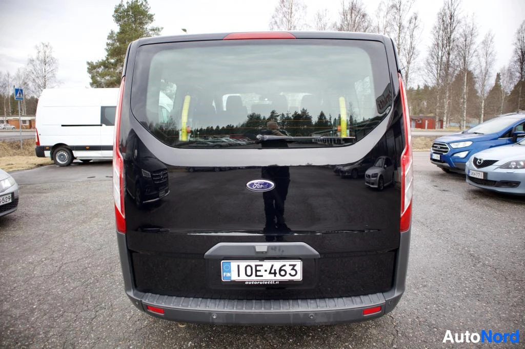 Takaa: Mustan pakettiauton takaosa, rekisterikilpi "" näkyvissä