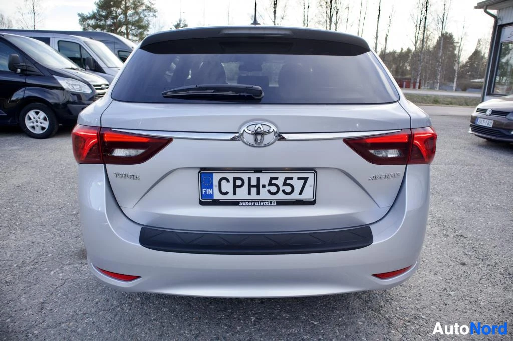 Takaa: Hopeanvärinen farmariauto pysäköitynä, näkymä auton takaa. Rekisterikilvessä on teksti '' ja 'autoruletti.fi'