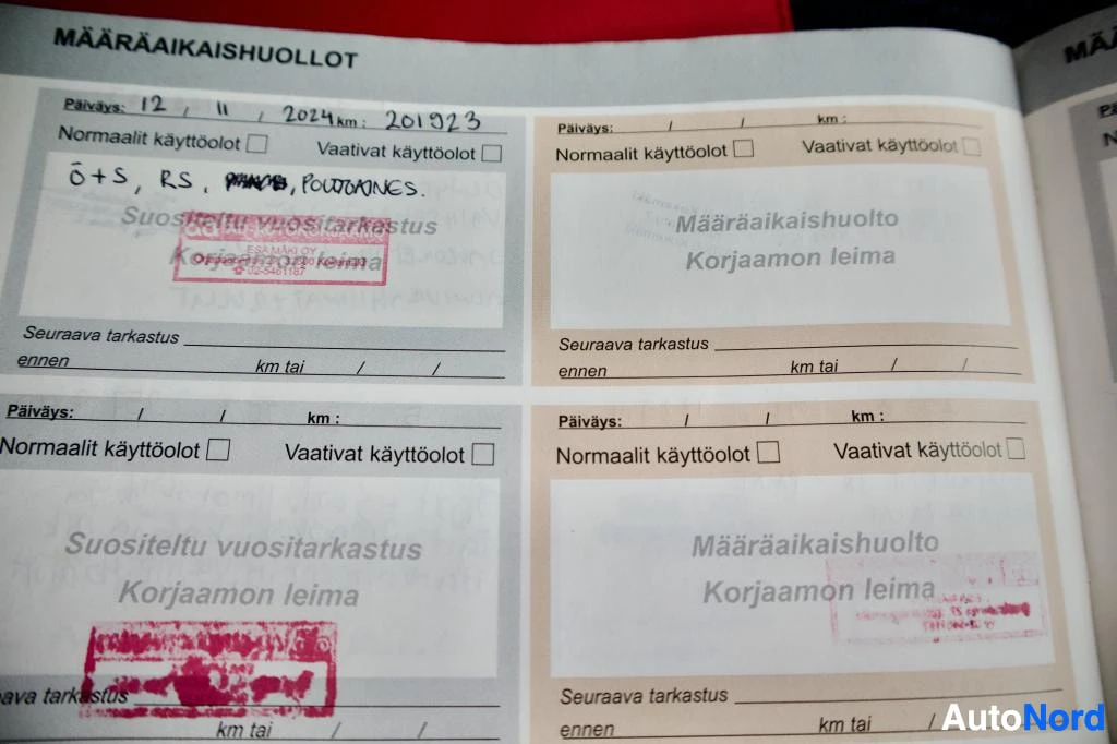 Asiakirja: Avonaisen huoltokirjan sivu, jossa näkyy kaksi tyhjää huoltopaikkaa ja yksi merkintä vasemmassa yläkulmassa päivämäärällä 12.11.2024 ja kilometrilukemalla 20192