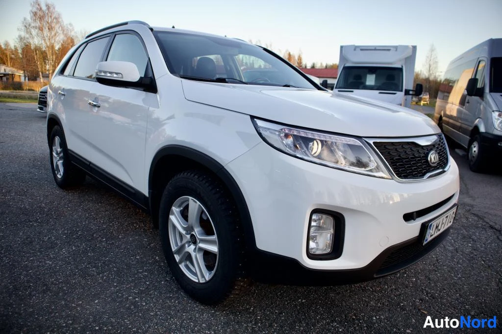 Valkoinen Kia Sorento 2014, etuviisto, keula oikealle, kuva 5