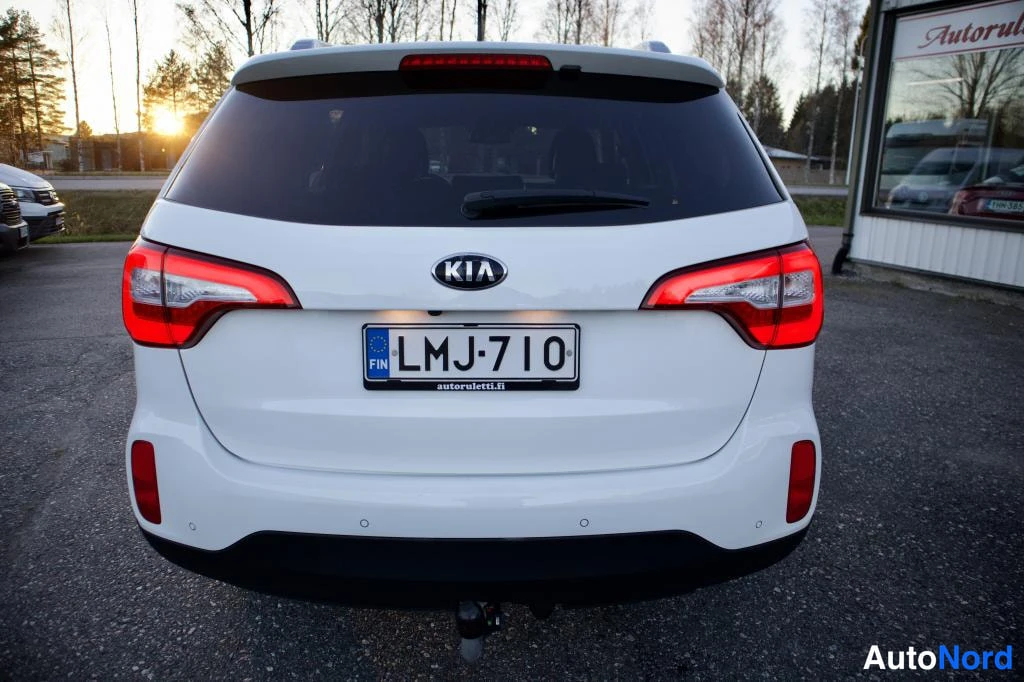 Valkoinen Kia Sorento 2014, takaa, kuva 17
