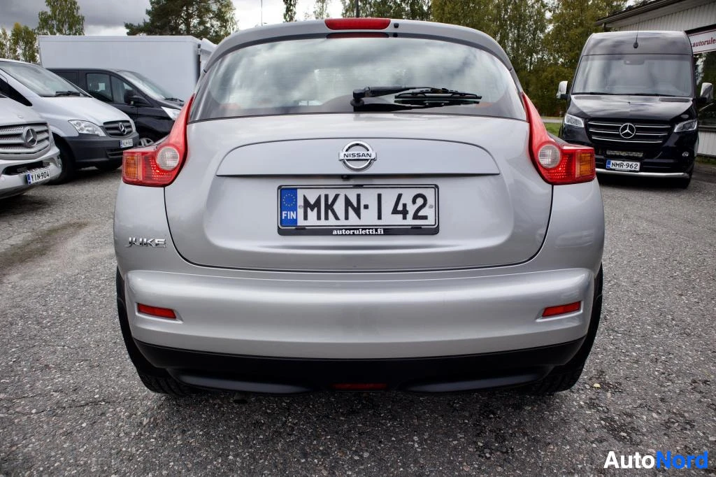 Takaa: Auton takaosa, jossa näkyy takavalot, Nissan-logo, Juke-teksti ja rekisterikilpi