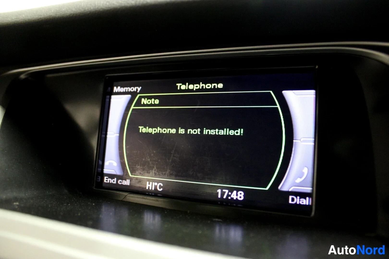 Yksityiskohta: Auton näyttö, jossa näkyy ilmoitus "Telephone is not installed!" ja kellonaika 17:48.