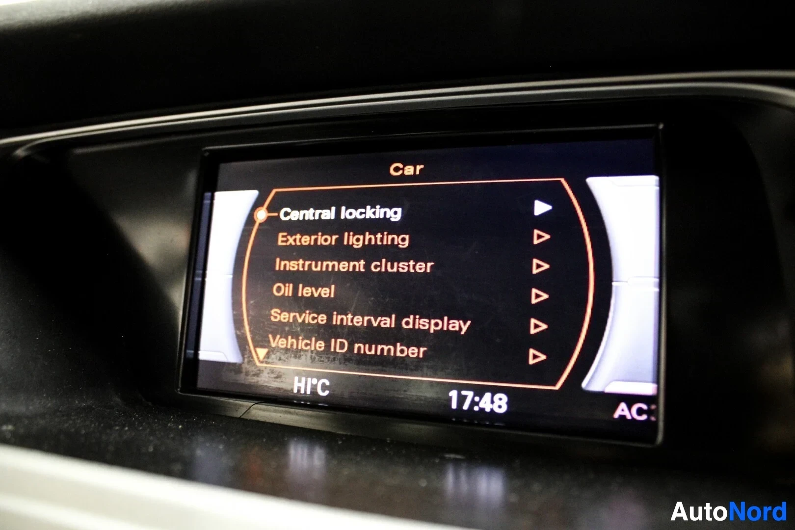 Yksityiskohta: Ajoneuvon näytössä näkyy valikko, jossa on vaihtoehdot "Central locking", "Exterior lighting", "Instrument cluster", "Oil level", "Service interval display" ja