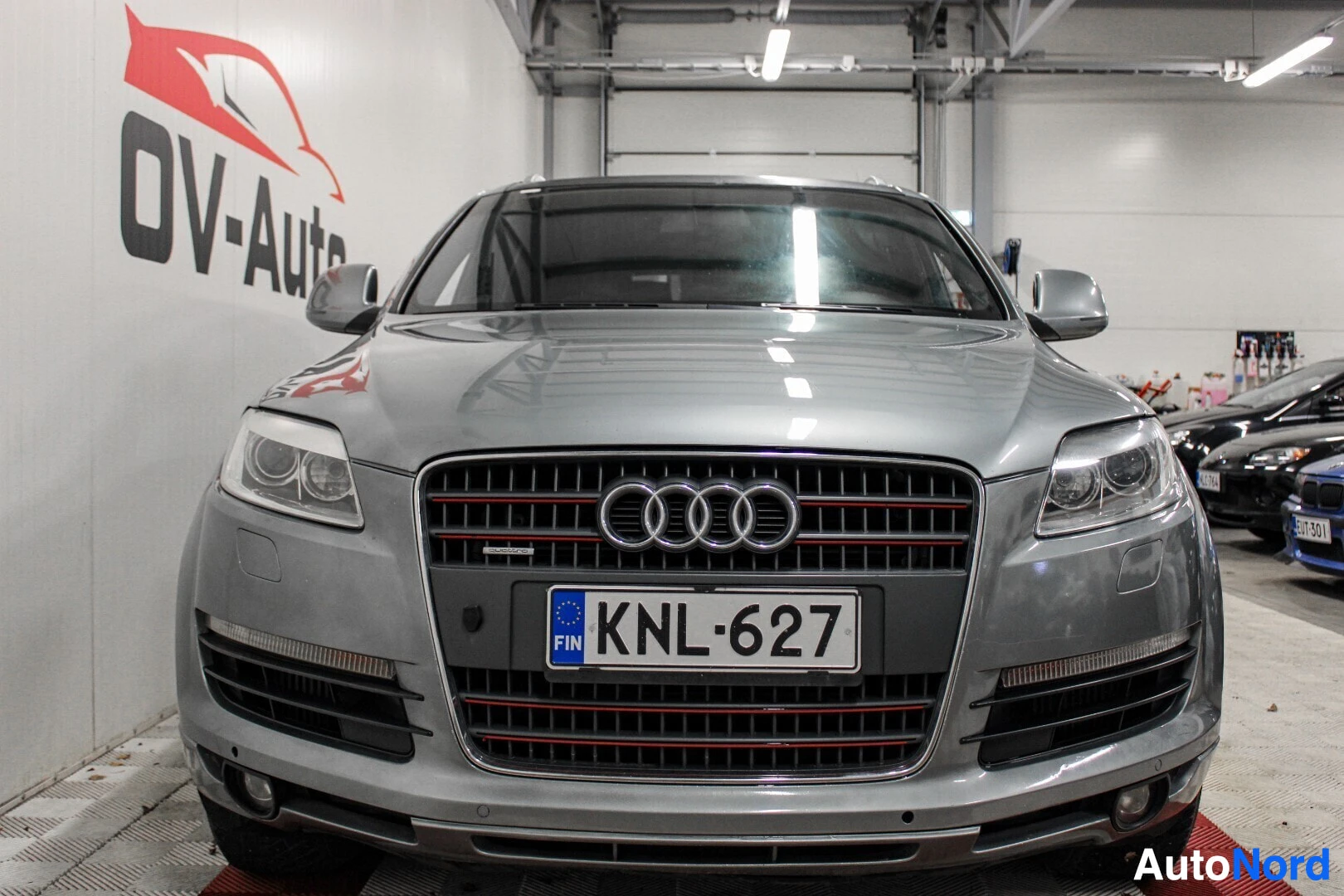 Edestä: Harmaan Audi Q7 -maastoauton etuosa. Ajoneuvossa on Suomen rekisterikilpi