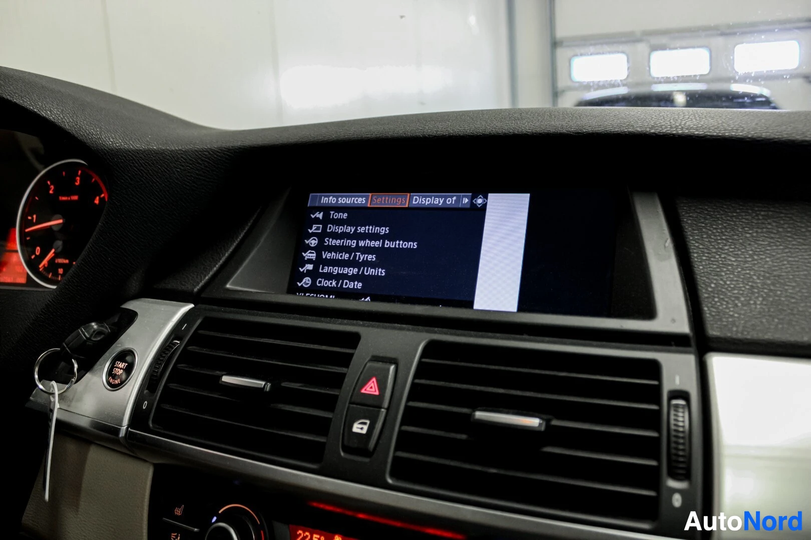 Ohjaamo: Auton info-näyttö näyttää asetusvalikon. Näytöllä näkyy "Info sources", "Settings", "Display of" ja "Display settings" valikko.