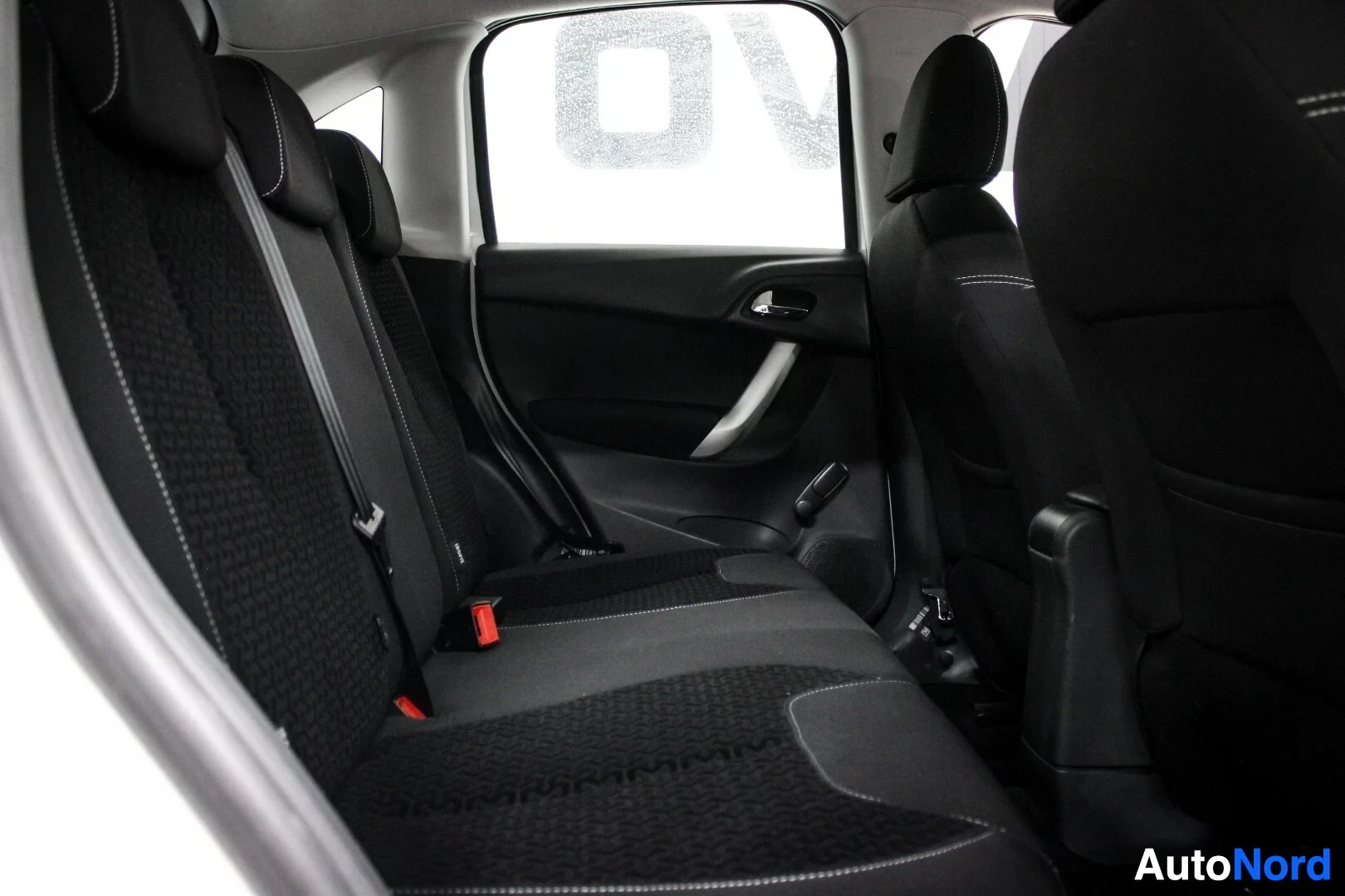 Takaistuimet: Takaistuimet, tummaa kangasverhoilua, valkoisilla tikkauksilla ja ISOFIX-kiinnikkeillä molemmissa reunimmaisissa istuimissa.