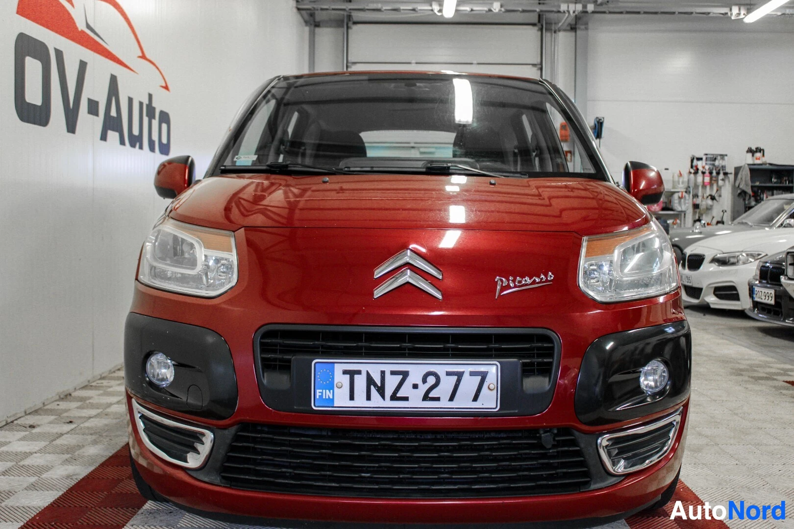 Edestä: Punainen Citroën C3 Picasso kuvattu edestäpäin. Rekisterikilpi on