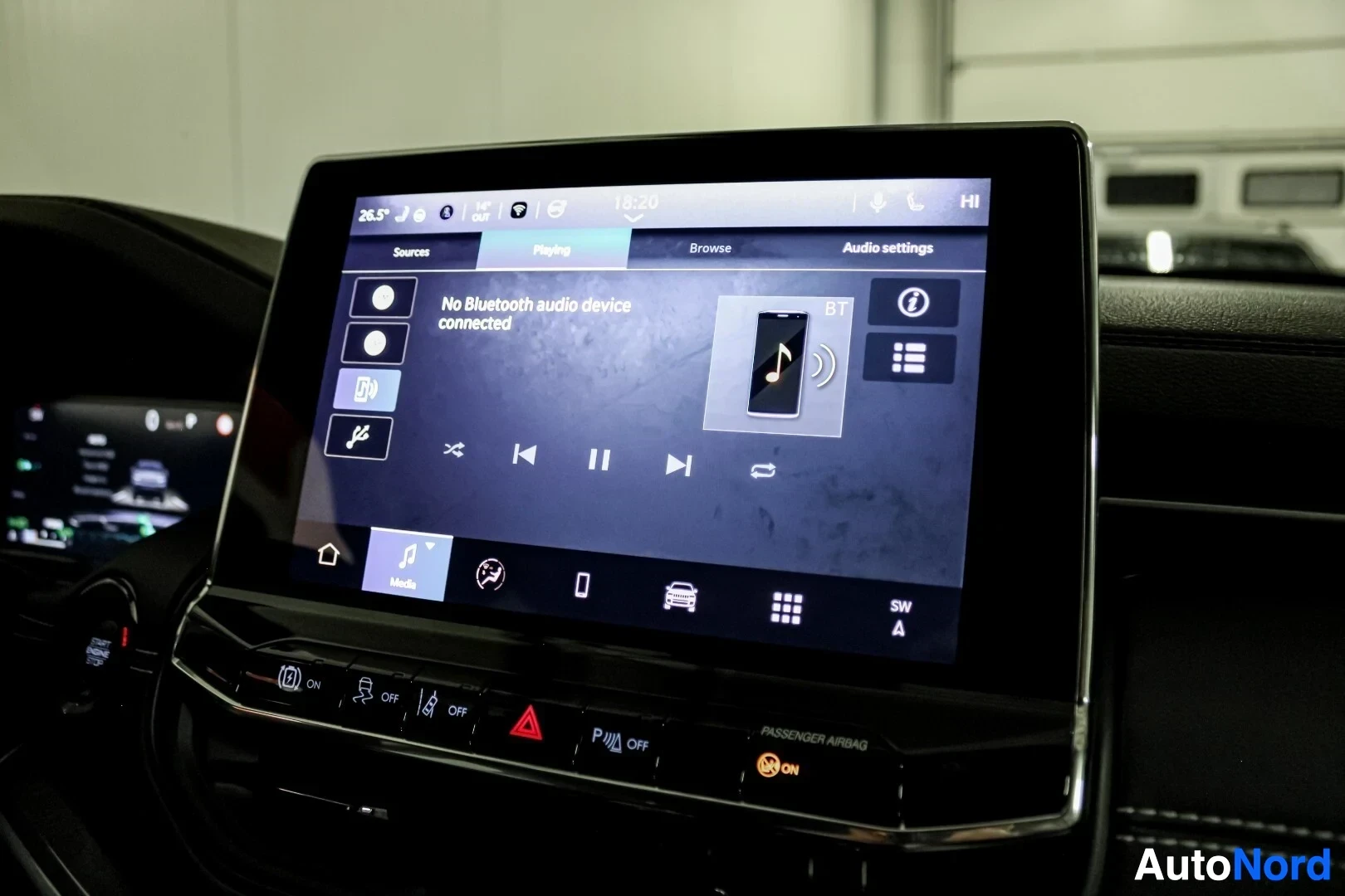 Ohjaamo: Tietoviihdejärjestelmän näyttö, joka näyttää 'Playing' ja 'Browse' -välilehtiä sekä ilmoituksen "No Bluetooth audio device connected".