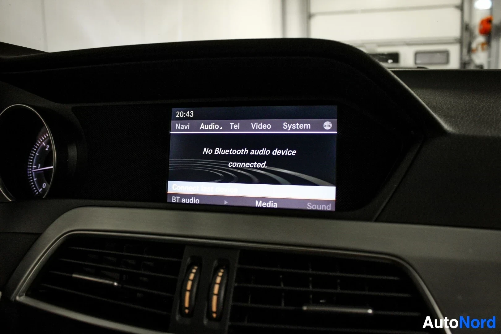 Yksityiskohta: Lähikuva kojelaudan keskinäytöstä, jossa lukee "No Bluetooth audio device connected." ja kellonaika 20:43.