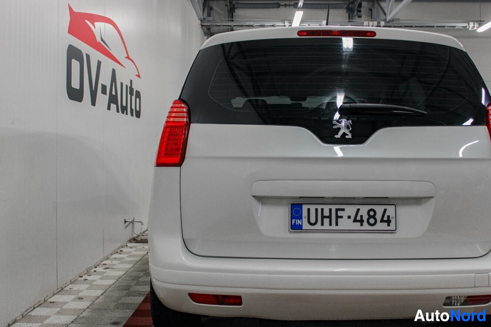 Takaa: Valkoinen Peugeot 5008 -henkilöauto takaa kuvattuna, rekisterikilpi on luettavissa