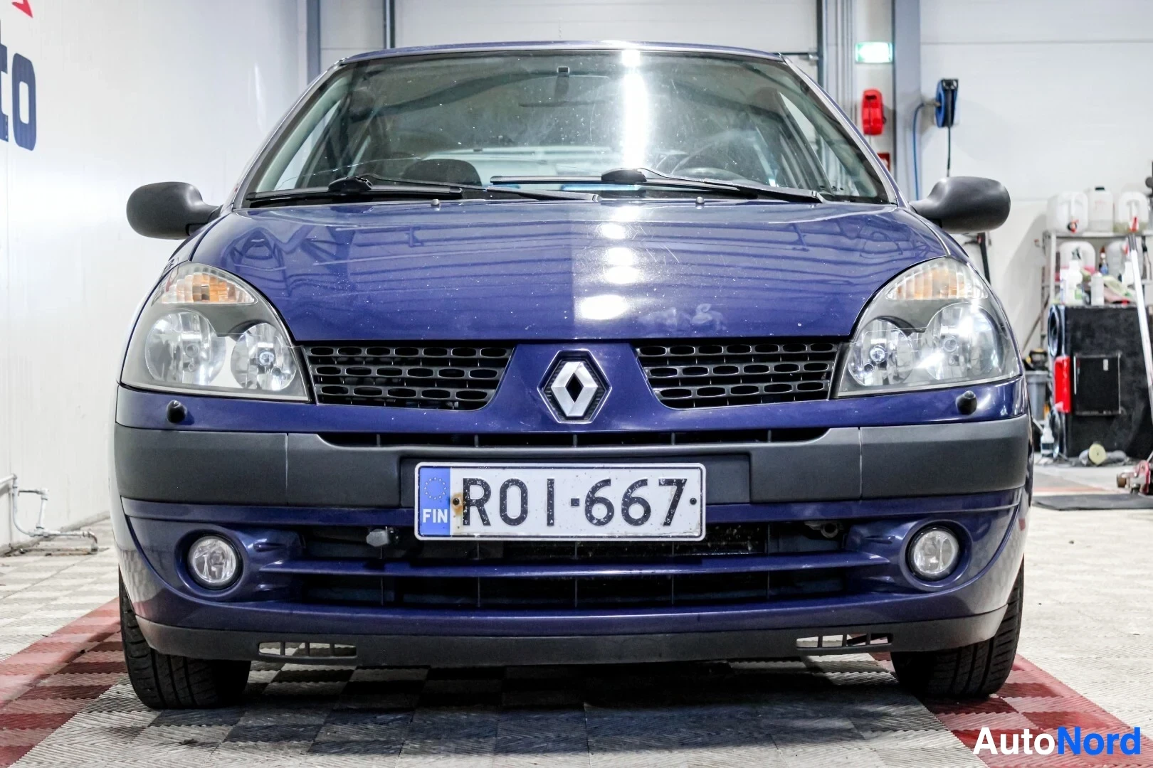 Edestä: Renault Clio kuvattu suoraan edestä. Auton eturekisterikilpi on ""