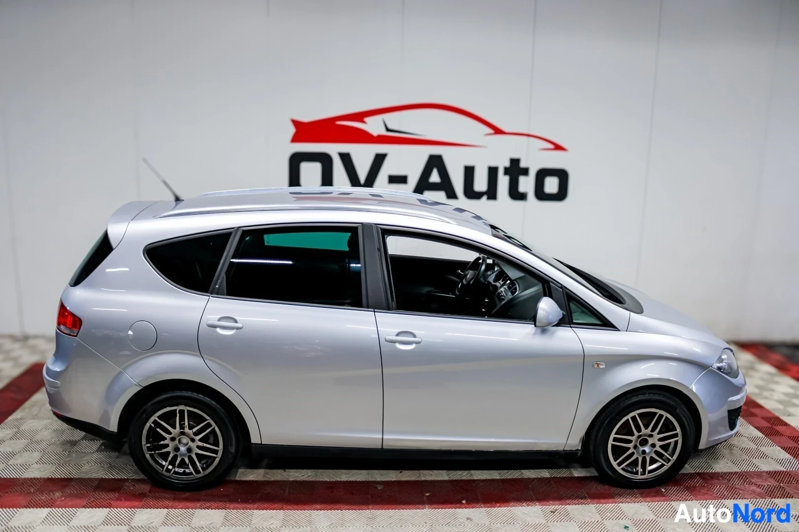 Sivulta: Hopeanvärinen auto vasemmalta sivulta kuvattuna.
