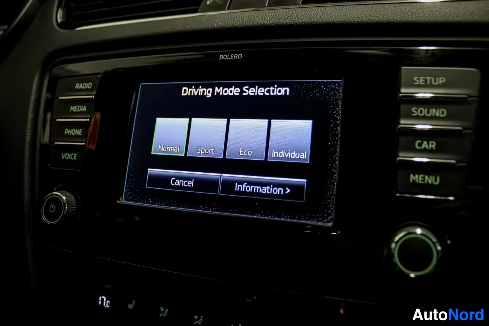 Yksityiskohta: Tietoviihdejärjestelmän näyttö, jossa näkyy "Driving Mode Selection" -valikko vaihtoehdoilla "Normal", "Sport", "Eco", ja "Individual".