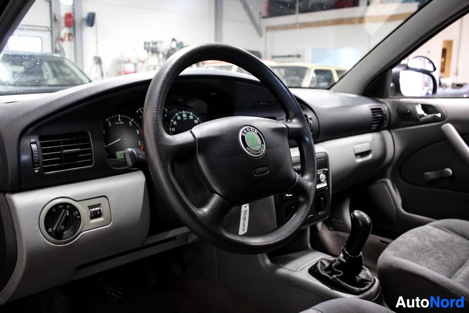 Ohjaamo: Kuvassa auton ohjaamo kuljettajan puolelta. Mittaristo, ohjauspyörä jossa Skoda-logo, ja keskikonsoli ovat selkeästi näkyvissä. Vaihdekeppi on näkyvissä vaihdem