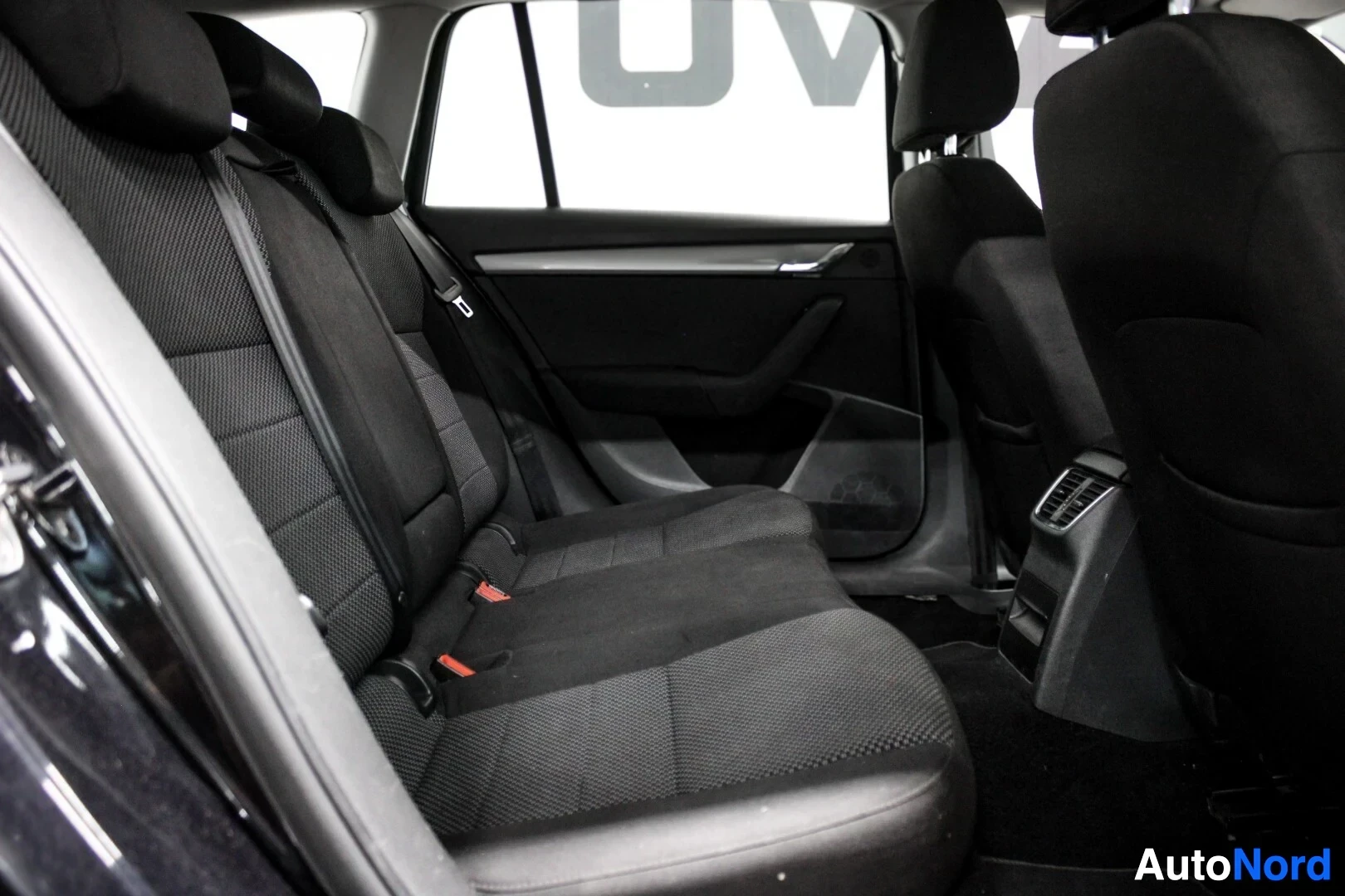 Takaistuimet: Kangasverhoillut takaistuimet, joissa on Isofix-kiinnikkeet.