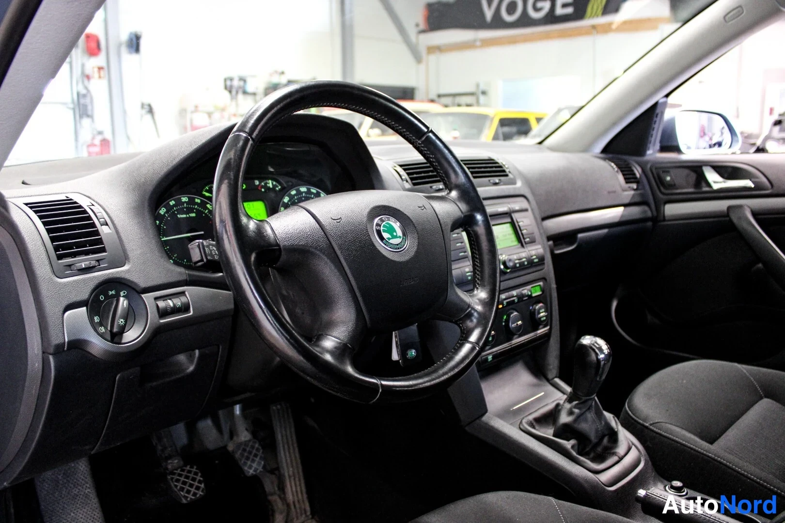 Muu: Ohjaamon yleiskuva: Skoda-ratti, kojelauta ja vaihtokeppi.