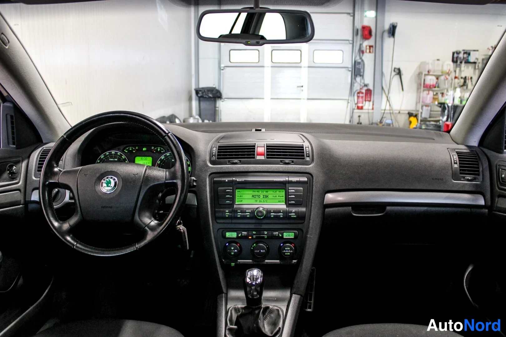 Muu: Kojelauta suoraan edestä: Skoda-ratti, radio ja ilmastointilaitteen säätimet.