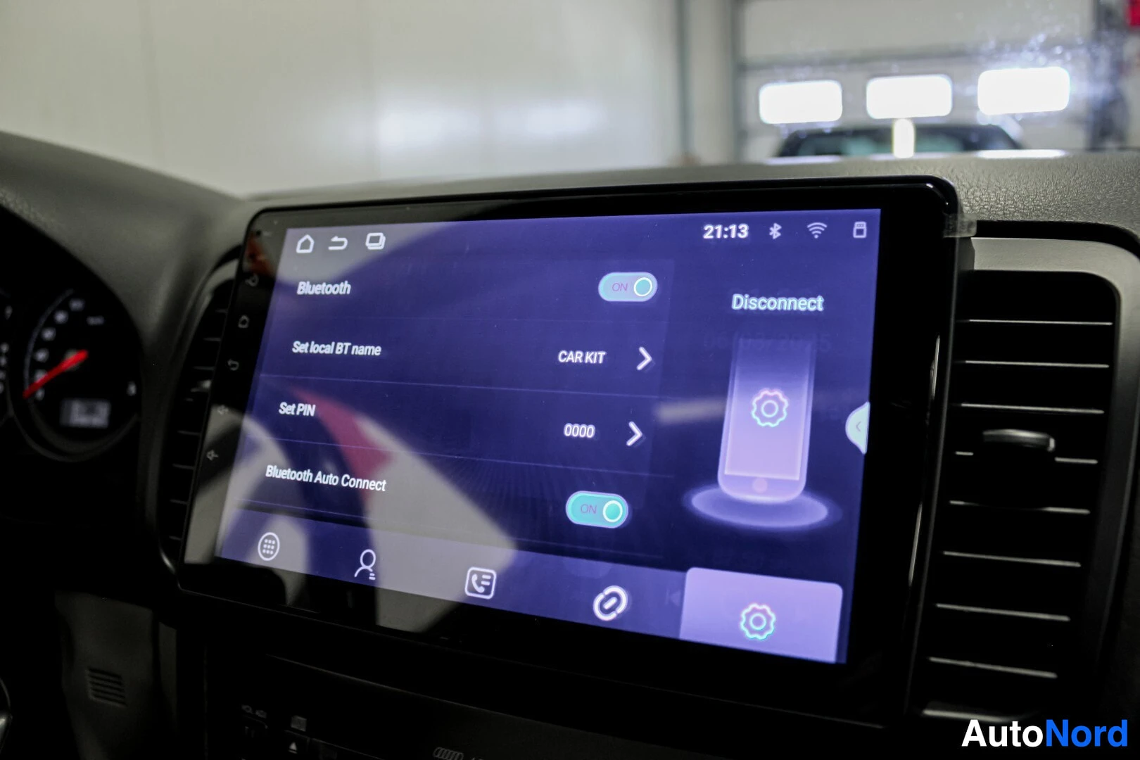 Yksityiskohta: Lähikuva auton kojelaudan näytöstä, joka näyttää Bluetooth-asetukset, kuten 'Set local BT name' ja 'Bluetooth Auto Connect'.