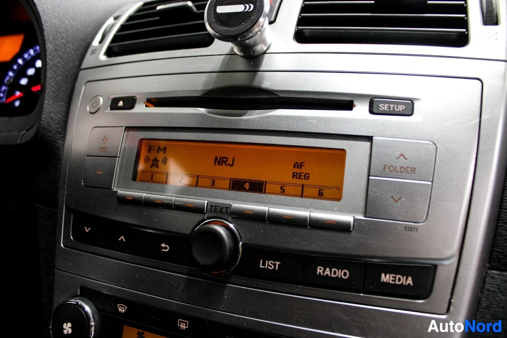 Yksityiskohta: Lähikuva auton keskikonsolista, jossa on radio/CD-soitin ja ilmastoinnin säätimet.