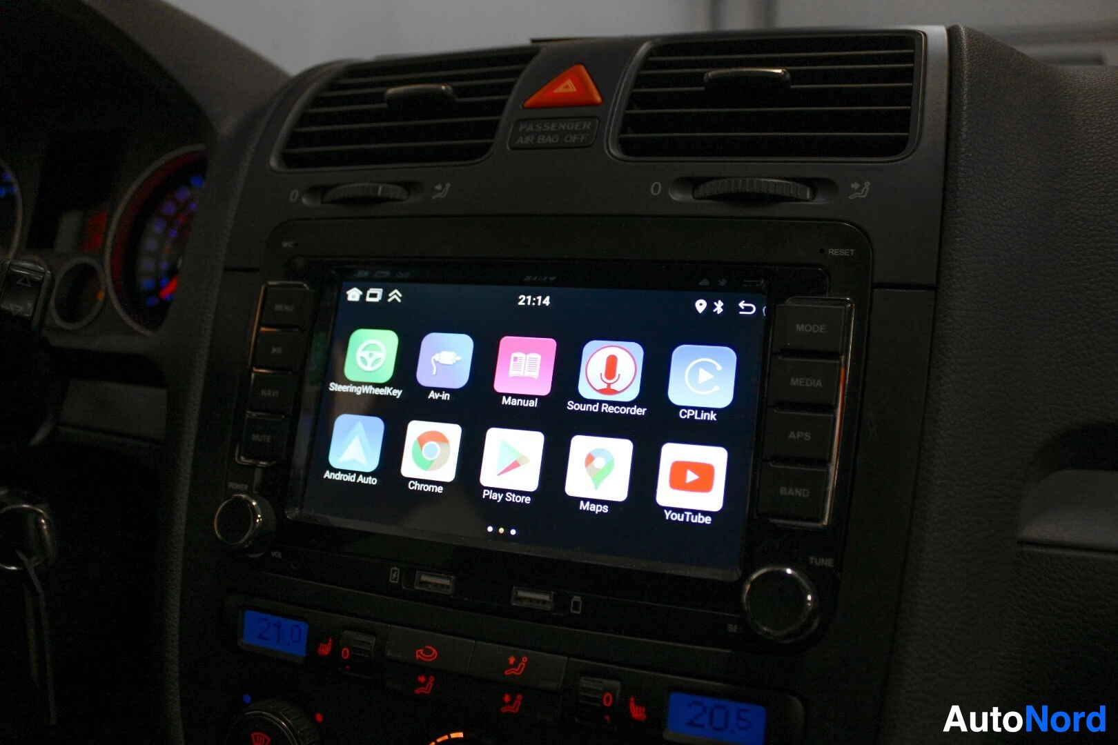 Ohjaamo: Lähikuva auton kojelaudasta, jossa näkyy kosketusnäyttösovelluksia, kuten SteerinWheelKey, Air-in, Manual, Sound Recorder, CPLink, Android Auto, Chrome, Play St