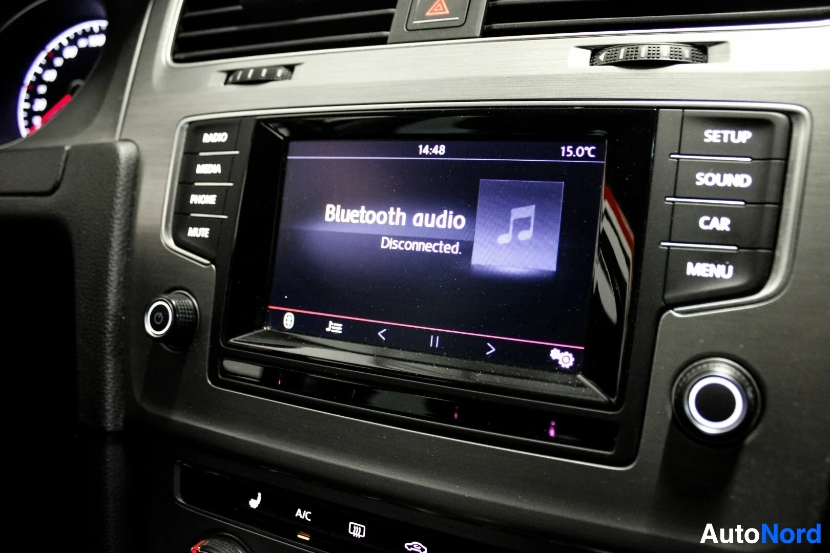 Yksityiskohta: Lähikuva auton infotainment-järjestelmän näytöstä, joka näyttää 'Bluetooth audio Disconnected' -viestin. Näytöllä näkyy myös ulkolämpötila 15.0°C ja kello 14:48
