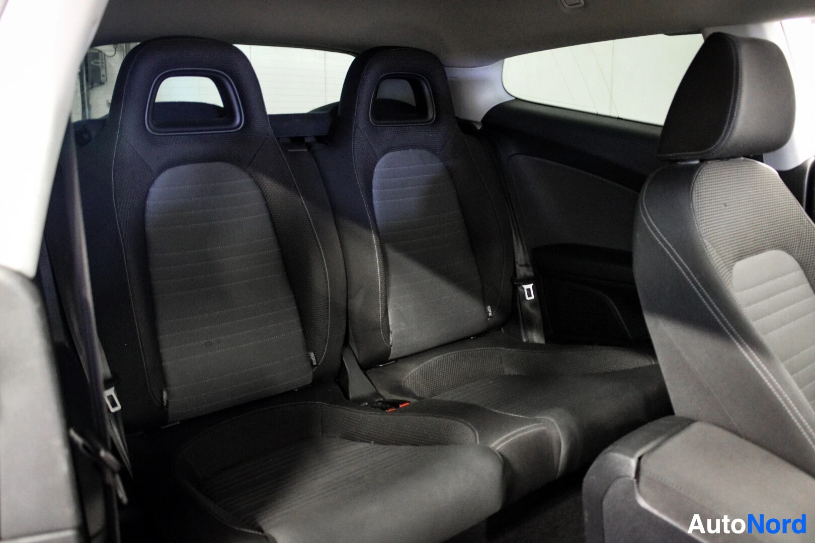 Ohjaamo: Kaksi takaistuinta kangasverhoilulla, molemmat ISOFIX-kiinnityksillä.