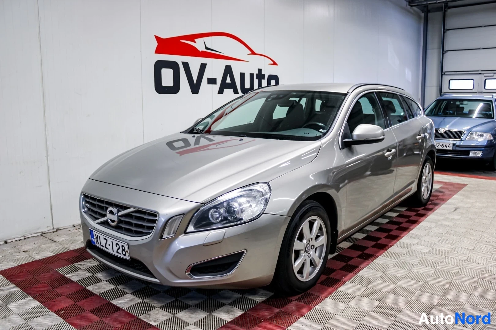 Volvo V60 D3 Momentum S/S A Farmari, 2012