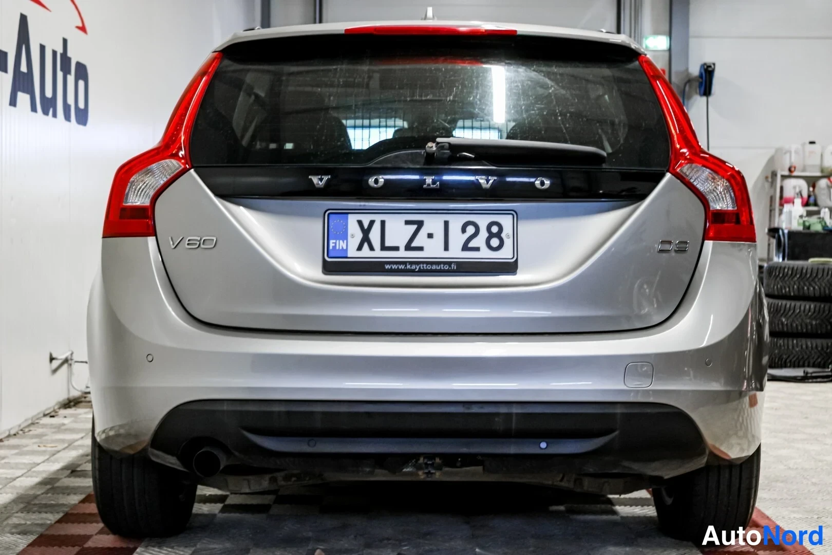 Takaa: Auto suoraan takaa; rekisterikilpi, VOLVO-, V60- ja D3-merkit sekä takavaloat näkyvät.