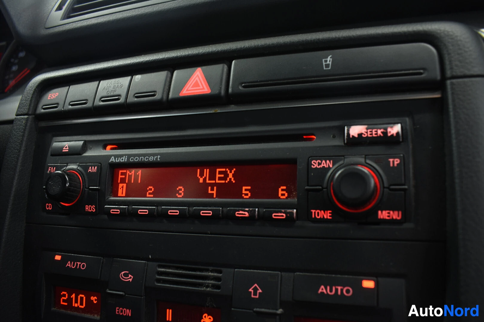 Yksityiskohta: Lähikuva auton keskikonsolin radiosta. Näytössä lukee "Audi concert FM1 VLEX".