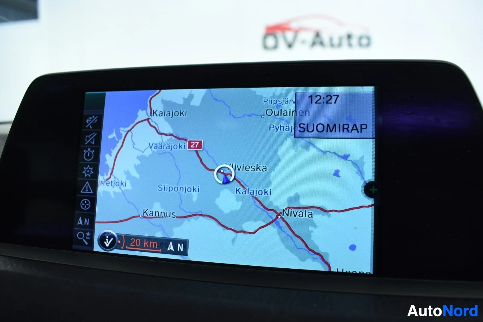 Yksityiskohta: Navigointinäyttö näyttää karttaa Pohjois-Pohjanmaan alueelta, jossa näkyy paikkakuntia kuten Kalajoki, Nivala ja Ylivieska. Kello on 12:27.