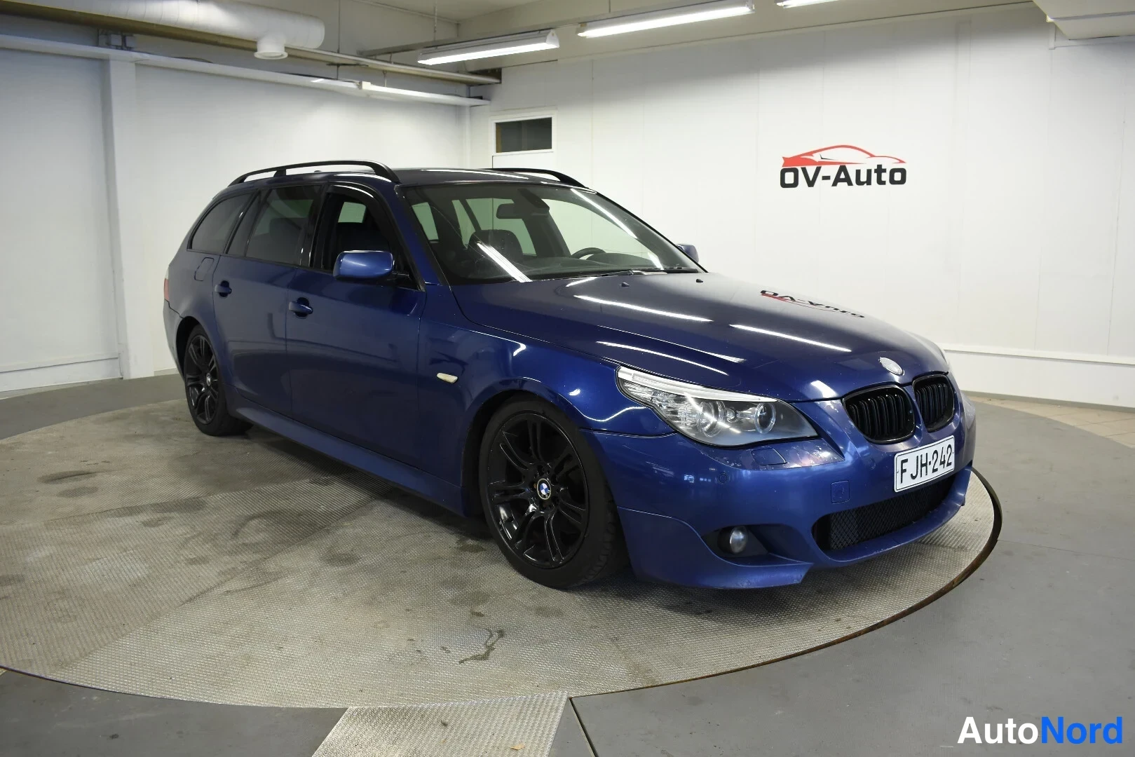 Sininen BMW 520d 2009, etuviisto, keula oikealle, kuva 2
