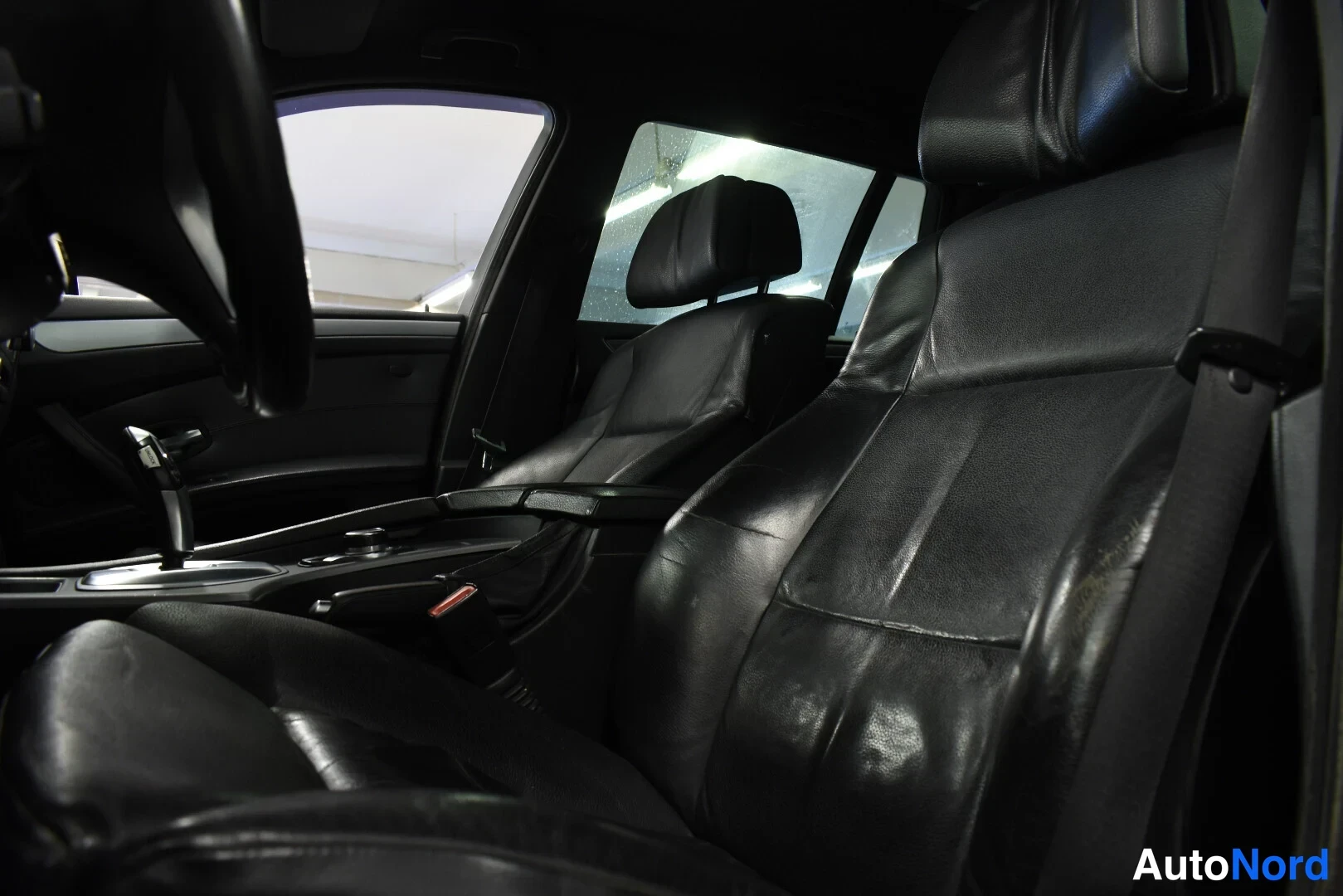 Sininen BMW 520d 2009, etuistuimet, kuva 13