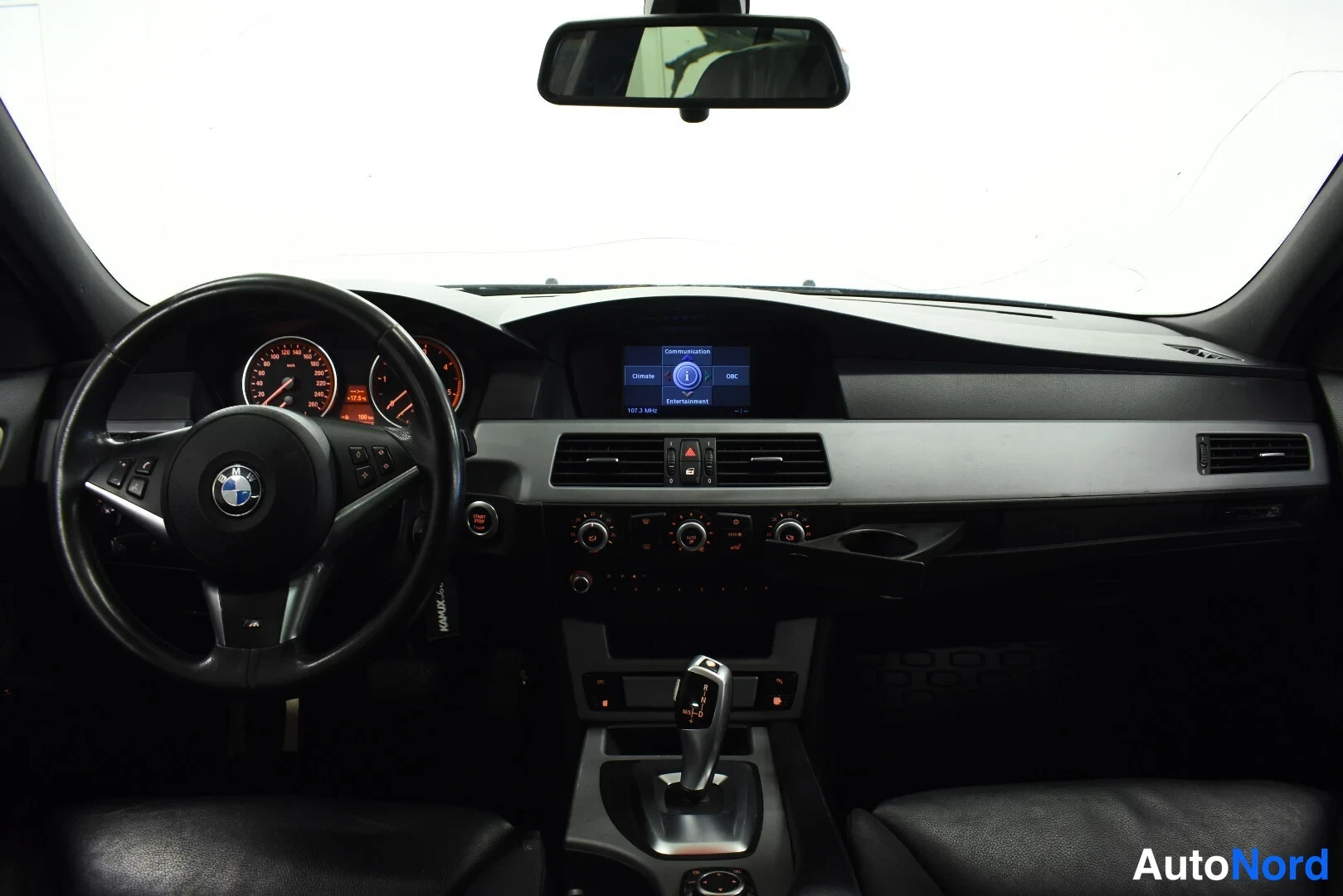 Sininen BMW 520d 2009, ohjaamo, kuva 9