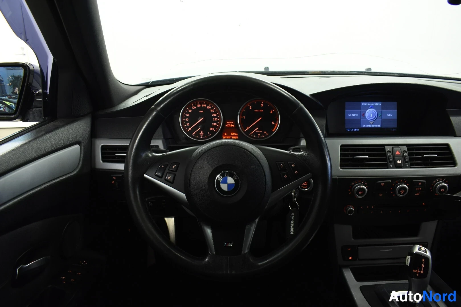 Sininen BMW 520d 2009, ohjaamo, kuva 10