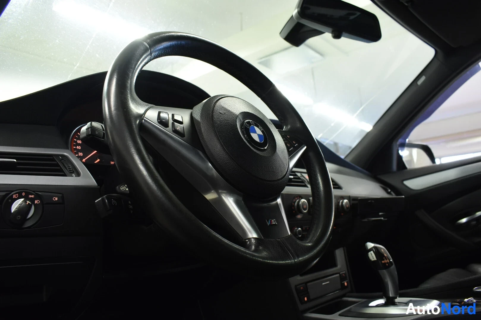 Sininen BMW 520d 2009, yksityiskohta, kuva 16