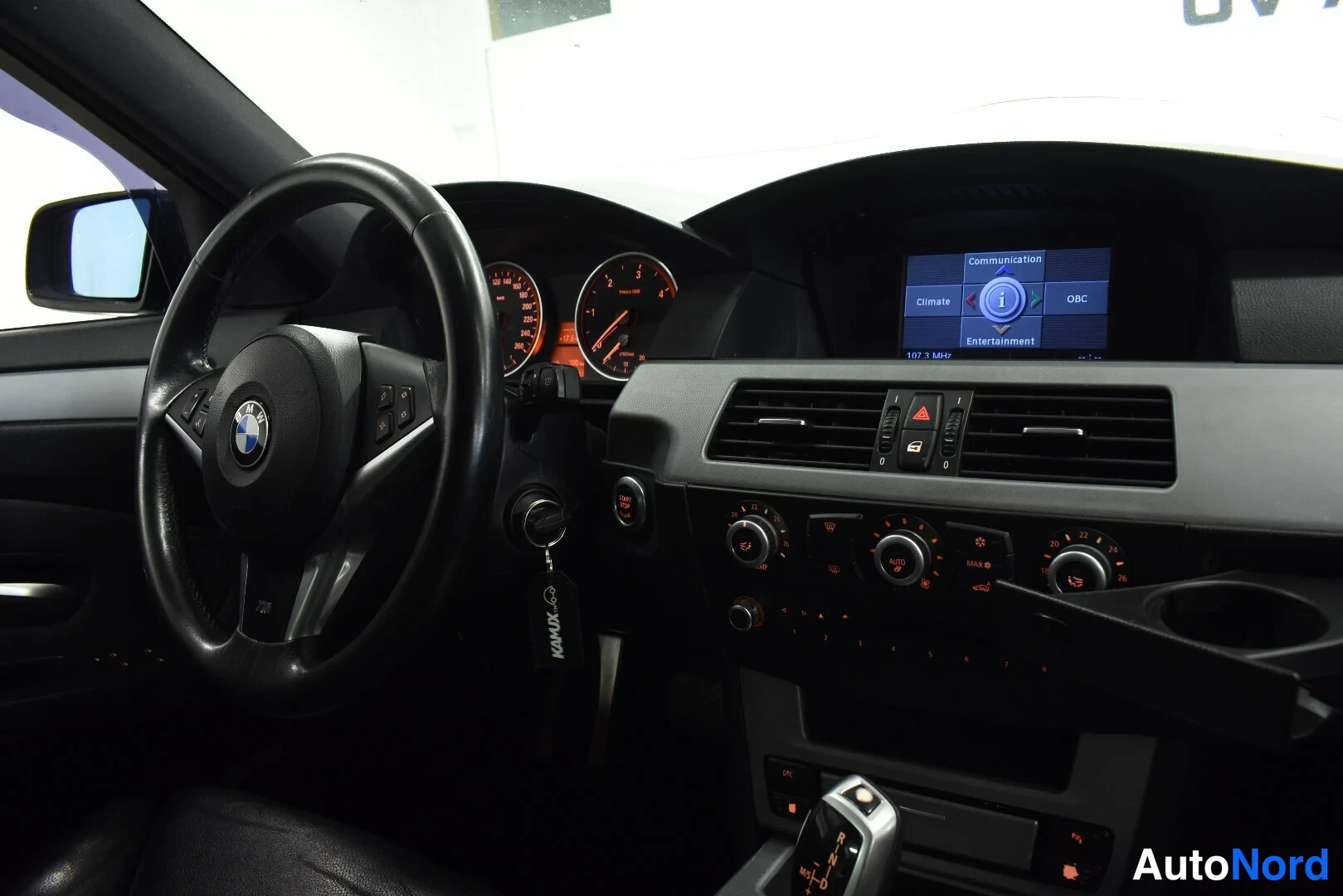 Sininen BMW 520d 2009, ohjaamo, kuva 11