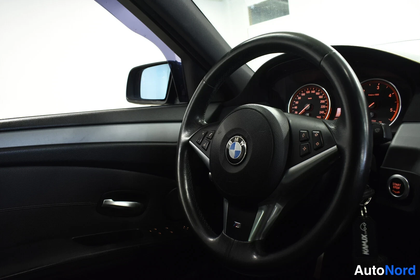 Sininen BMW 520d 2009, yksityiskohta, kuva 17
